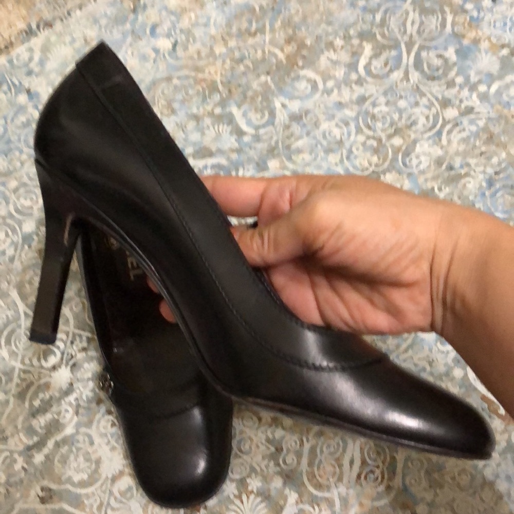 Classy Chanel shoes - Picture 5 of 10